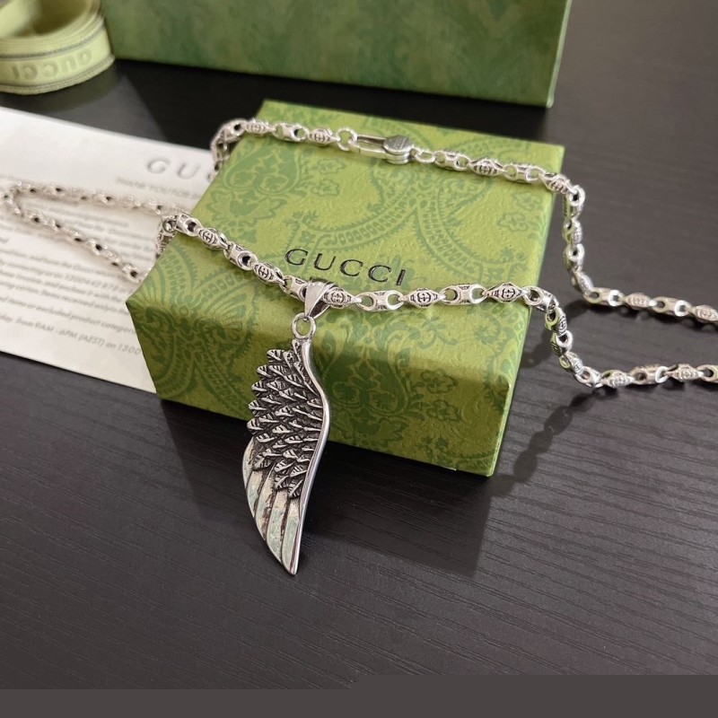 G*u*i necklaces